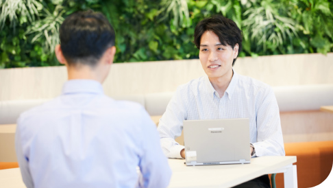 写真:リラックスした雰囲気で会話する社員たち