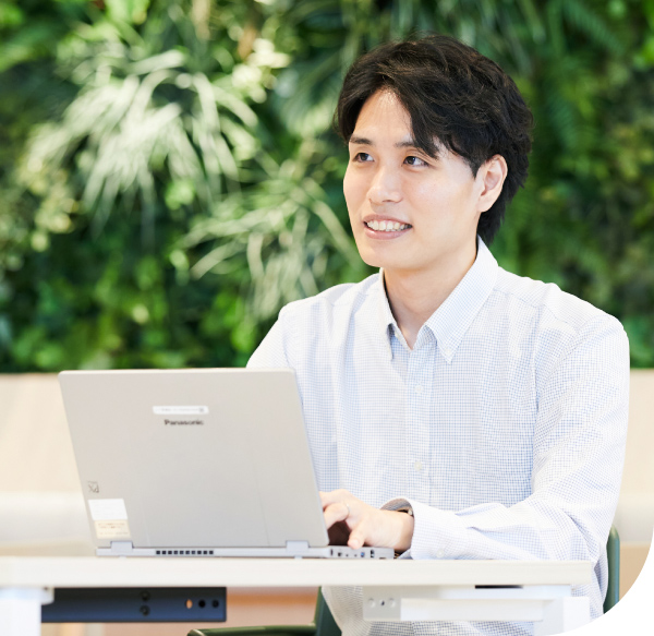 写真:打ち合わせ中のK.T.