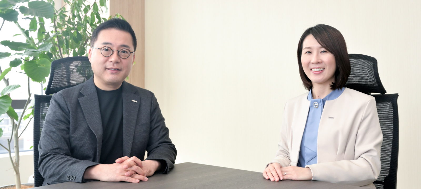 写真：代表取締役社長 みやざき よしお（写真左）と、人事担当 Y.U.（写真右）